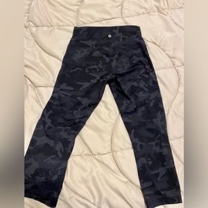 Lululemon Size 8 Camo Wunder Under Crop Leggings